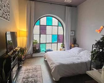 Lovely Bohemian Loft Downtwn, Amphitheater,Seaside Park,Metro North,2-10min walk - Bridgeport - Bedroom