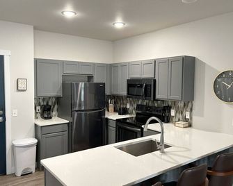Downtown EC 2bdrm w/parking - Eau Claire - Kitchen
