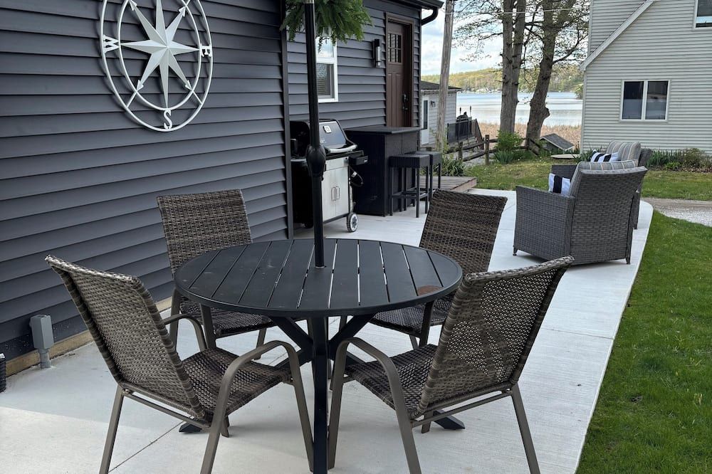 Cozy lake Cottage on Dewart Lake , 1 mile from Blue Barn Berry Farm! - Syracuse - Patio