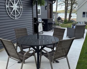 Cozy lake Cottage on Dewart Lake with hottub, 1 mile from Blue Barn Berry Farm - Syracuse - Patio