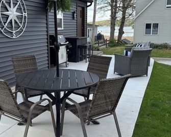 Cozy lake Cottage on Dewart Lake , 1 mile from Blue Barn Berry Farm! - Syracuse - Patio