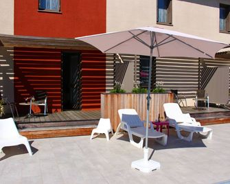 Hôtel Les Gabarres - Tour-de-Faure - Патіо