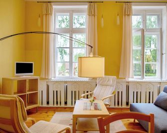 Apartment 'Ferienwohnung 1 - Barrierefrei' with Private Terrace, Shared Garden and Wi-Fi - Krakow am See - Wohnzimmer