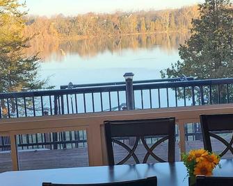 Stay in a beautiful lakefront cottage in Napanee, no matter winter or summer. - Napanee - Balcony