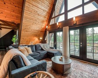 The A-Frame On Toku: Gameroom/Hottub/Firepit/Basslake - North Fork - Living room