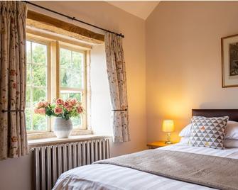 Honeysuckle Cottage - sleeps 4 guests in 2 bedrooms - Moreton-in-Marsh - Bedroom