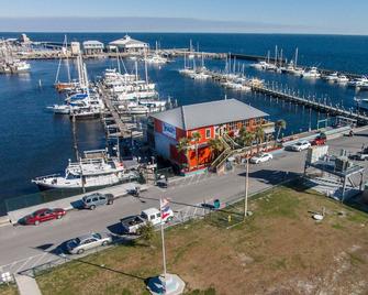 Mississippi Gulf Coast Luxury Blocks from the Beach. Come Enjoy your Vacation!! - Pass Christian - Outdoors view