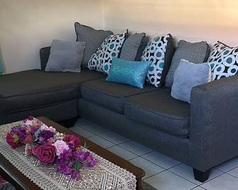 Fortune La Blanquilla Safe Heaven with a view in a gated community that’s safe. - Philipsburg - Living room