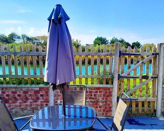 Romantic Lakeside Cottage by the Beach! with Super Cosy Log Burner! The Perfect Escape to Your Home from Home by the Sea! So Relaxing - You Won't want to Leave! Pet Friendly! - Mablethorpe
