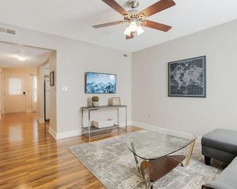 Cozy, Comfortable 2/1.5 Condo! Queen Beds, Fully Stocked Kitchen - Greenville - Wohnzimmer