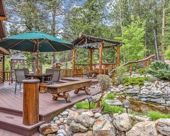 Aspen Suite - 2 Bedrooms, Outdoor Area, Hot Tub - Estes Park - Innenhof