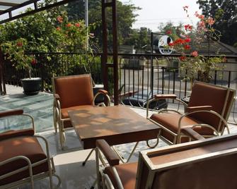 Omah Njonja Bed & Brasserie - Yogyakarta - Balcón