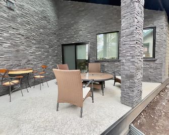 Romantic Luxury Retreat with Private Sauna & Spa, Pet Friendly, Elkside Hideout B&B - Canmore - Patio