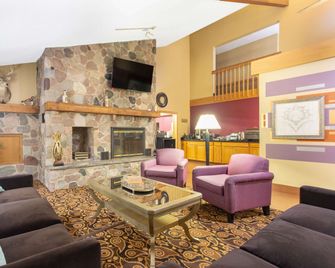 AmericInn by Wyndham Elkhorn Near Lake Geneva - Elkhorn - Obývací pokoj