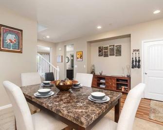 Minutes to Wineries Outdoor Oasis Pool Table - Murrieta - Restaurant