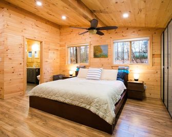 Loon Lake House - Large family lakefront cottage - w beach and hot tub! - Gravenhurst - Bedroom