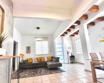 La Casa de Ada Near Airport & Beaches Charming 3-bedroom house with AC andWiFi - San Juan - Sala de estar
