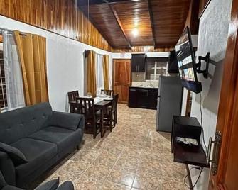 Apartamentos Maily - La Fortuna - Living room