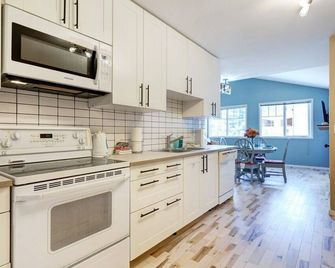 Summit Place 4B | Great Value for a Family of 4 - Canmore - Kitchen