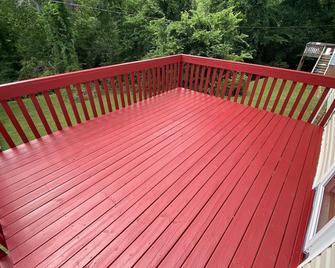 Affordable house with comfy bed. - Roxboro - Balkón