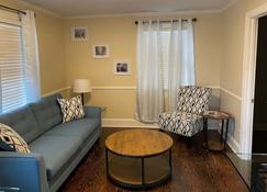 Suite Retreat - 3 bed traveler's cottage w\/ office - Littleton - Living room