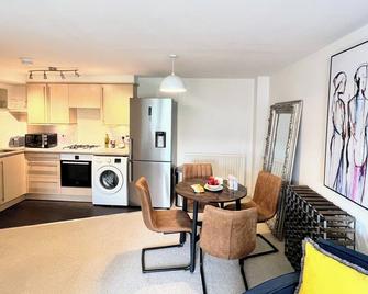 Peartree Serviced Apartments - Salisbury - Kitchen