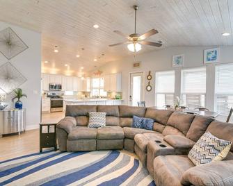 Luxe Home with Deck in Crystal Beach! - Crystal Beach - Pokój dzienny