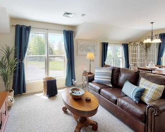 Spacious 1 Bdrm Pet friendly Rental/ short walk to Village - Skaneateles - Living room