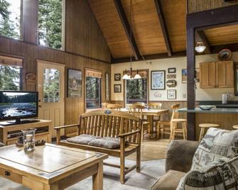 Roberts Cabin, 3bd/2ba, Private Hot Tub - Brockway - Living room