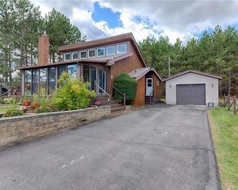 Cozy Lakefront Basement Studio - Eganville - Building