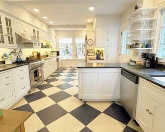 Historic Summer Cottage with stunning views of the harbor and modern amenities. - Northeast Harbor - Cocina