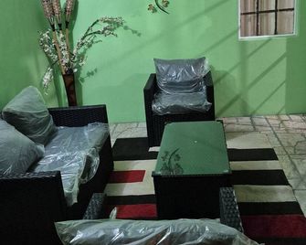 Cozy 3-bedroom townhome in enjoyable Piarco with AC, WiFi - Piarco - Living room