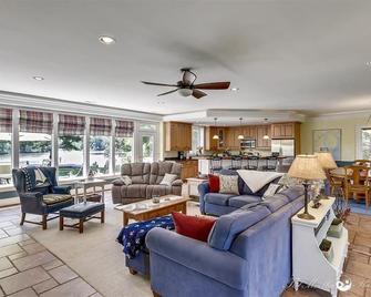 Multi-Generational Waterfront Retreat with Pool! - Cambridge - Huiskamer