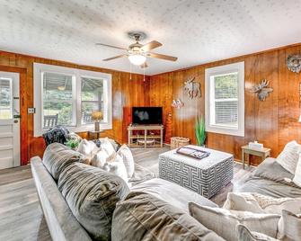 2 Mi to Ski Sapphire Pet-Friendly Cashiers Cabin - Cashiers - Living room