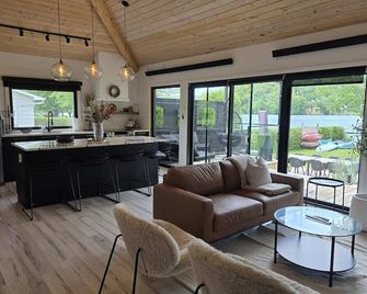 Edge of Lake Lovering - Spa - Chic Shack - Ayer's Cliff - Salon