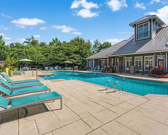 Fast WiFi, King Bed, Gym w/ Free Parking - Huntsville - Pool