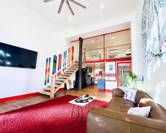 \'Discover Fergi, a chic ski-themed condo in downtown Enterprise's historic Litch Hotel - Enterprise - Living room