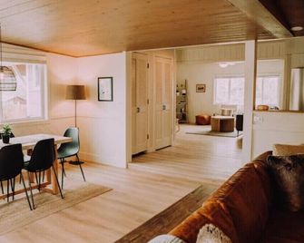 Stylish & Cozy Home - Newly Renovated - Salmon - Їдальня