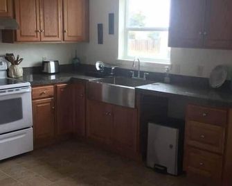 Trade Winds #1 Near The Beach - Crescent City - Kitchen