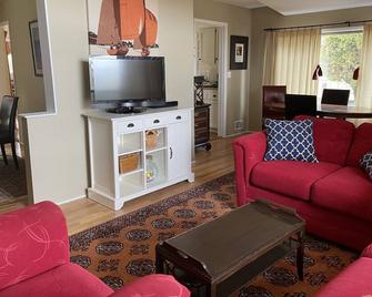 Peaceful, private, and safe retreat with beach access and central location - Liberty Lake - Living room