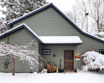 Private Home ~ All Yours ~ Newly Renovated ~ In town ~ fenced in yard ~ Quiet - Woodstock - Building