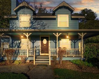 Relax & Gather: Healdsburg Farmhouse for 10 with Pool, Hot Tub & BBQ - Healdsburg - Edificio