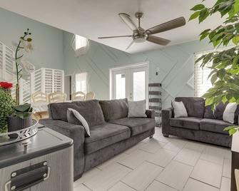 6 Mi to Riviera Beach: WPB Retreat w/ Pool Access! - West Palm Beach - Sala