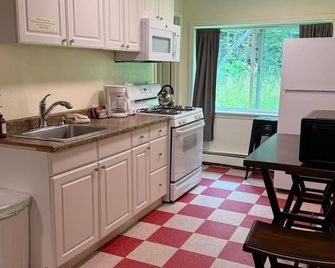 Bird Creek Motel - Indian - Kitchen