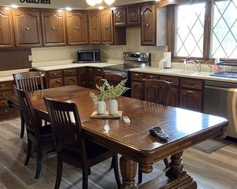 Woodland Estate: Large farmhouse with green space perfect for relaxing and fun. - Otley - Kitchen