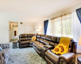 1 Mi to Hersheypark Home with Patio in Hershey! - Hershey - Living room