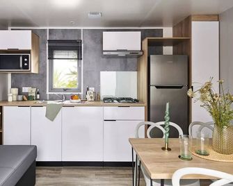Camping Les Goélands - Mobil-Home Comfort 3 Rooms 4 People Tv - Арес - Кухня