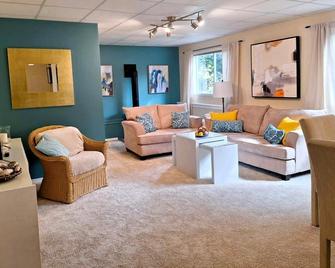 An Oasis By The Bay - Cowichan Bay - Living room