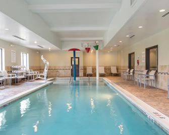 Holiday Inn Express & Suites New Philadelphia - New Philadelphia - Pool