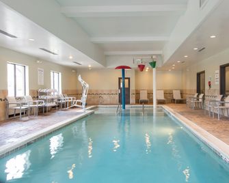 Holiday Inn Express & Suites New Philadelphia By IHG - New Philadelphia - Piscina